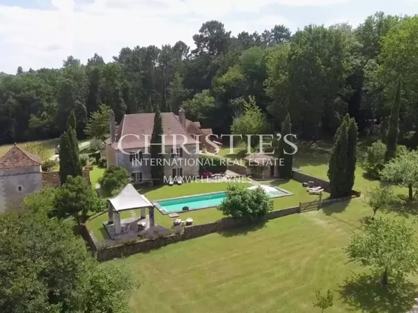 Domaine historique restauré + piscine et 10 hectares de terrain près de Bergerac