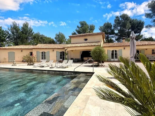 FLAYOSC - BELLE VILLA D'ARCHITECTE 225 m² - 4 Chambres - avec PISCINE à débordement sur TERRAIN 4000