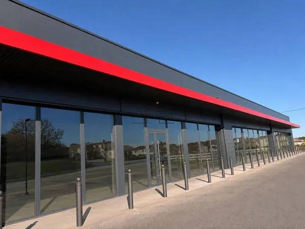 Local commercial 1 pièce 230 m²