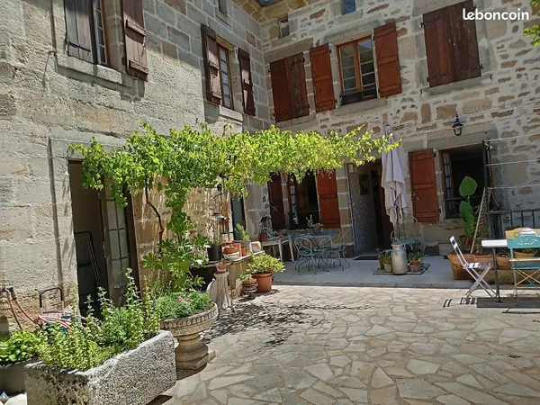 Grande maison en pierre+ Local commercial d'une enseigne réputée