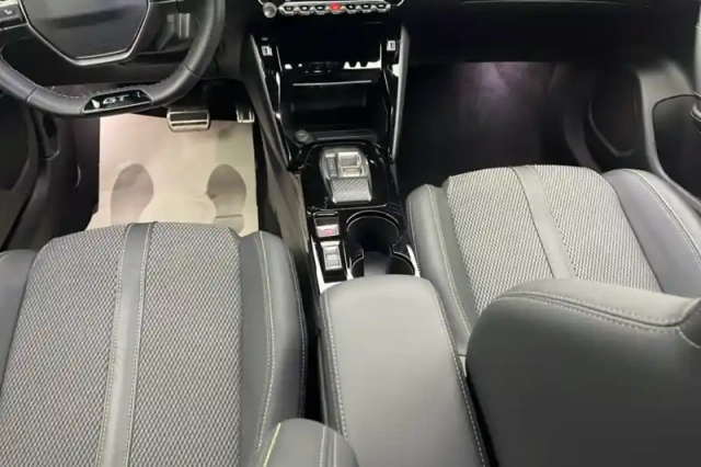 Peugeot 2008 hybrid 145 e-dcs6 — photo 10