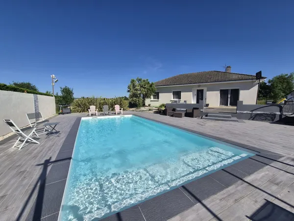 Plain-pied rénové avec piscine et dépendance