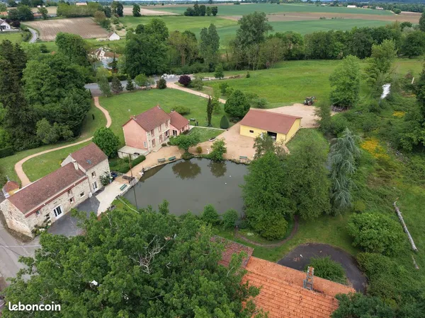 Propriété de 4,2 hectares - Ancien Moulin entouré d'eau - Maison de 6 pièces - Garage de 190m2
