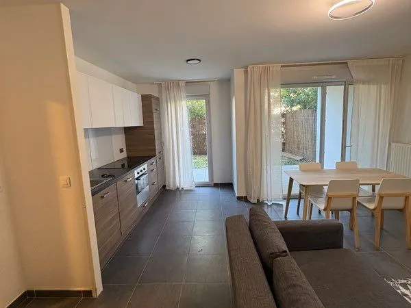T2 meublé de 47 m² avec jardin privatif, terrasse couverte et garage fermé 1 450 / mois charges comp