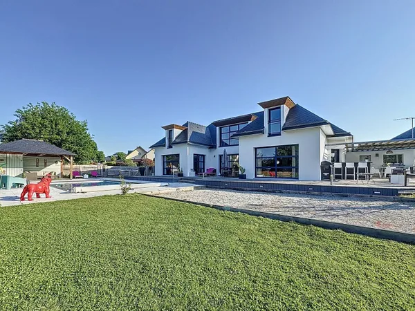 Vends maison 217m² à 3 km des plages, avec piscine et jeu de boules