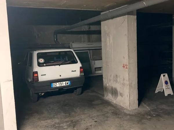 Garage et parking Location Marseille 13m² 100€