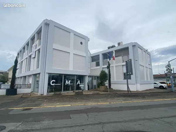 Local 731 m²