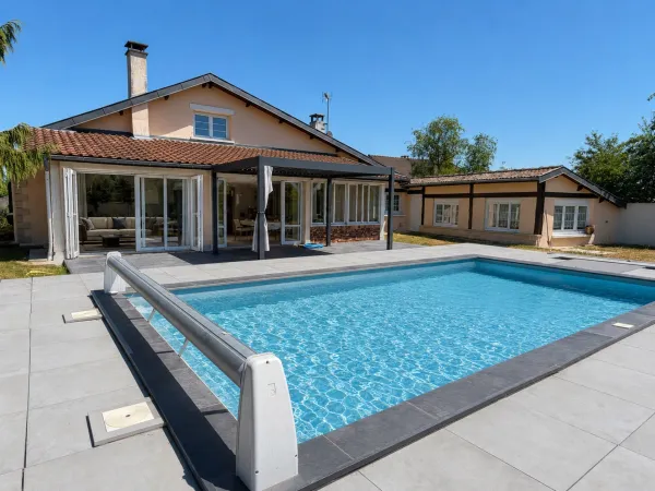 VILLA AVEC PISCINE DÉPENDANCES HABITABLES ET PARC ARBORÉ