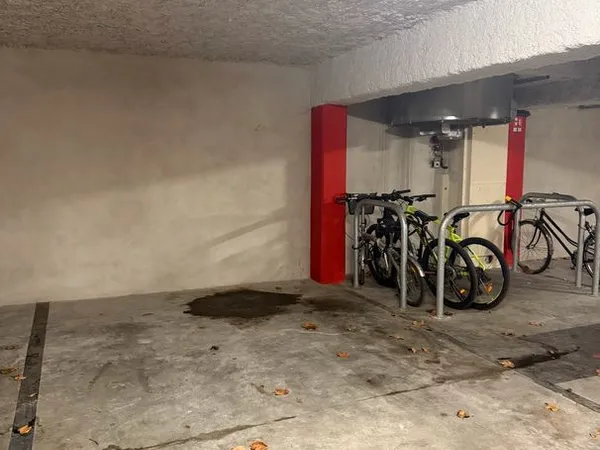 Place de parking dans garage sécurisé