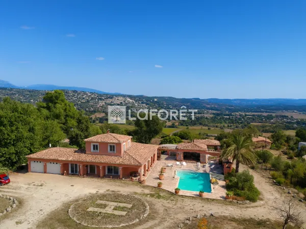 Propriété provençale vue panoramique Piscine balnéo et Helisurface