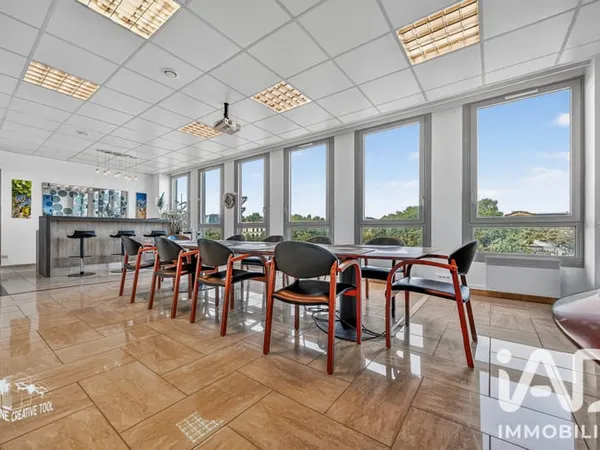 Local commercial 1 pièce 64 m²
