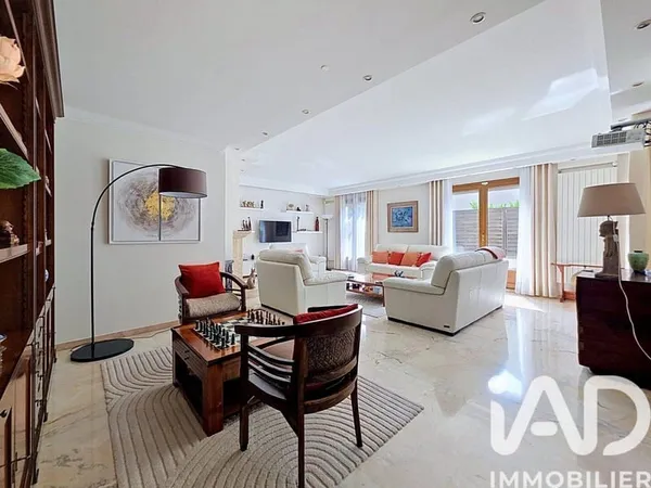 Maison 8 pièces 244 m²