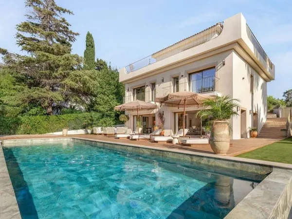 Villa 6 pièces 380 m²