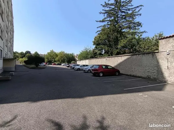 Place parking numérotée Résidence sécurisée Oullins