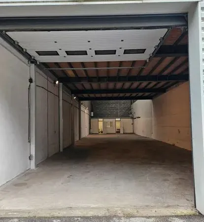 Local atelier / stockage 220 m2 - grande hauteur