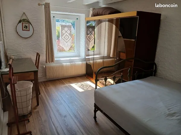 Chambre meublée