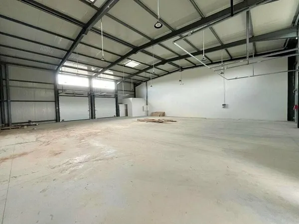 Entrepôt 700 m²