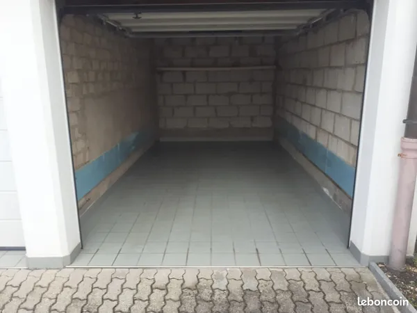 Location garage fermé au fond d'une cour fermée et sécurisée