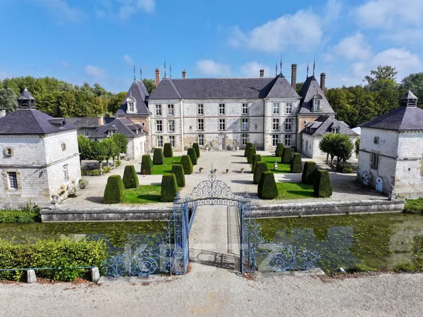 Majestueux Château du XVIIe IMH 22 chambres - douves - piscine - parc 17ha