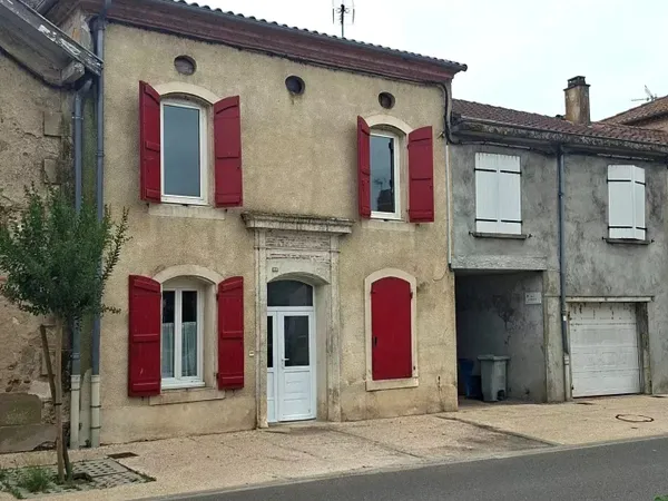 MAISON DE VILLAGE AVEC TRAVAUX. TOIT TERRASSE. GARAGE