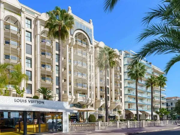 Cannes – Croisette : Appartement d’exception dans résidence historique avec vue mer panoramique