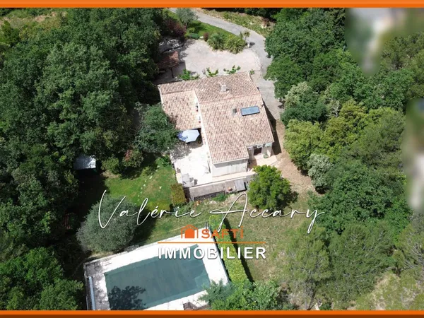 Rocbaron : Maison de 111 m² sur un terrain de 3089 m² avec piscine, garage...