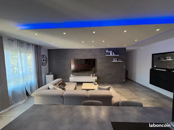 T3 refait à neuf en 2021 - 65 m² - Balcon - Parking privé - Saint-Fons