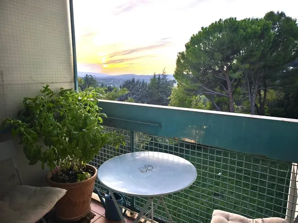Appartement lumineux de 85m2 au 2ème étage.