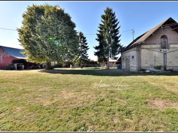 LES BAUX-SAINTE-CROIX - ANCIEN CORPS DE FERME, DEUX MAISONS ET 300 M² DE DÉPENDANCES SUR PLUS D'UN H