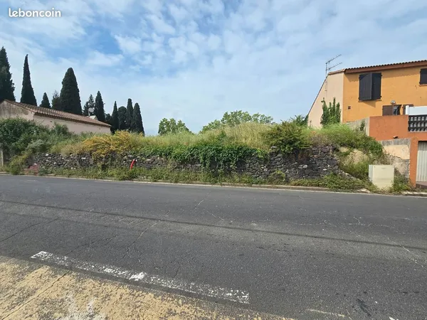 Terrain constructible de 260 m² viabilisé avec permis - Caux