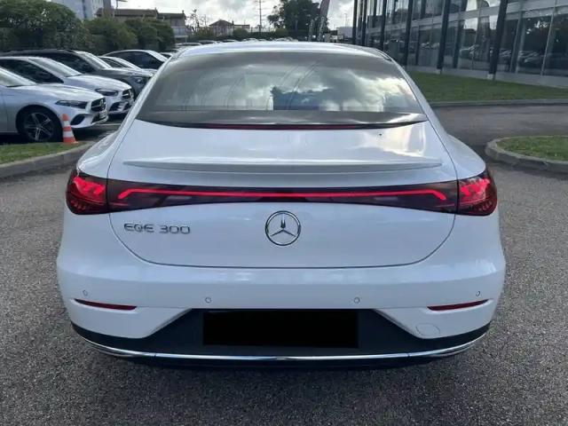 Mercedes Eqe 300 — photo 16