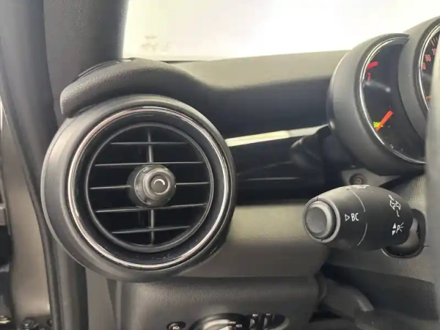 Mini Mini cabriolet cooper 136 ch — photo 38