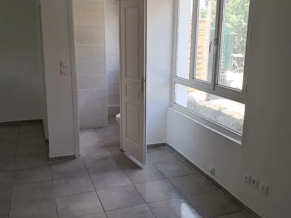 Appartement rénové avec cuisine séparée + terrasse - Centre-ville Montataire