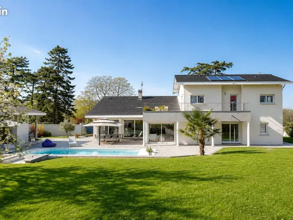Unique à Chateauneuf (42) : Villa contemporaine de 237 m2 avec piscine sur 2230 m² de terrain
