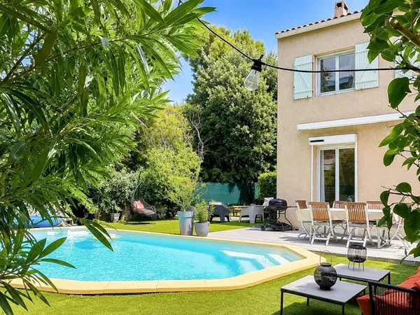 Vends maison - 130 m² - 7 pièces, 5 chambres - Marseille 9Ème 13009