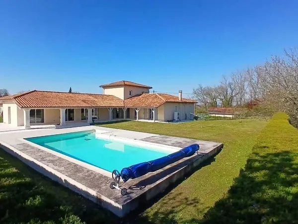 Pavillon moderne de 5 chambres avec piscine