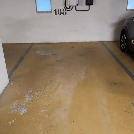 Place de parking avec borne recharge électrique