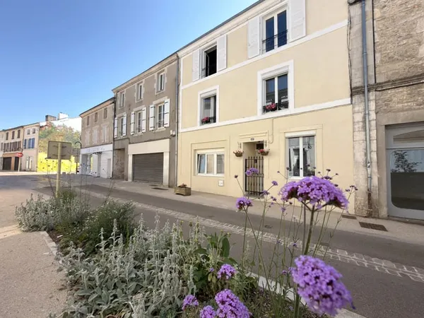 Superbe propriété rénovée avec potentiel de gîte, grande grange et terrain séparé