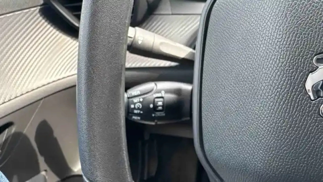 Peugeot 208 puretech 75 s&amp;s bvm5 — photo 17