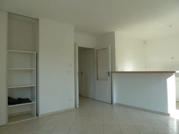 Beau T2 44m2 à Meylan, avec stationnement, résidence récente