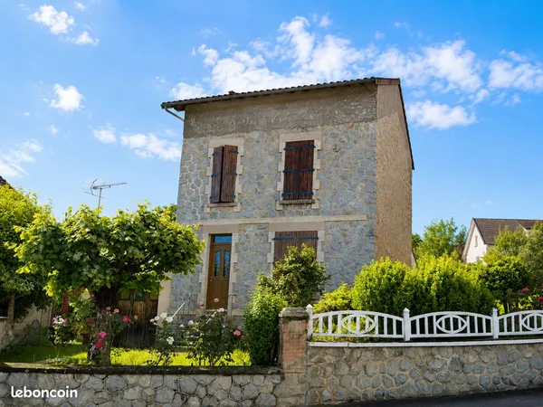 Maison familiale en pierre avec jardin et garage