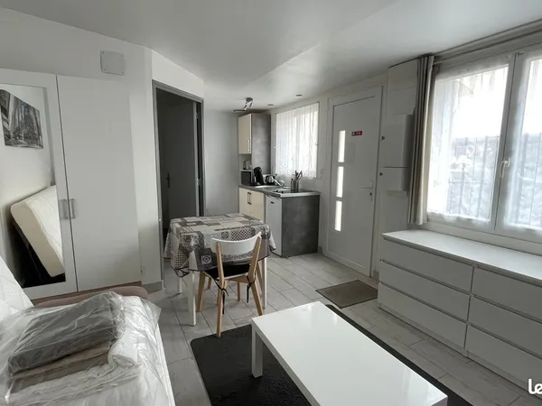 Studio meublé 20 m² avec terrasse et parking - 150 m Lycée Atlantique