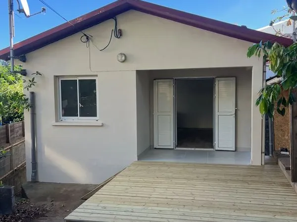 Maison 2 pièces de 42 m² - proche du centre-ville de la rivière saint-louis