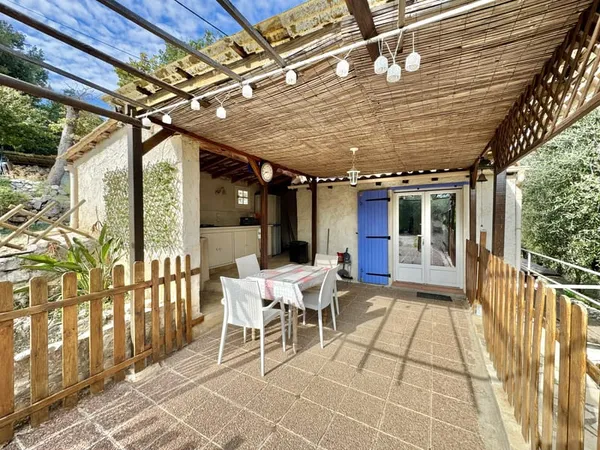 LEVENS, maison au coeur d'une oliveraie, 2 pièces et terrain