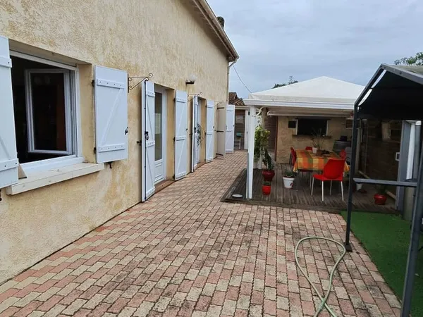 VDO.V.bourg.MaisonT.7 de 180 m2.Garage sur 800 de terrain