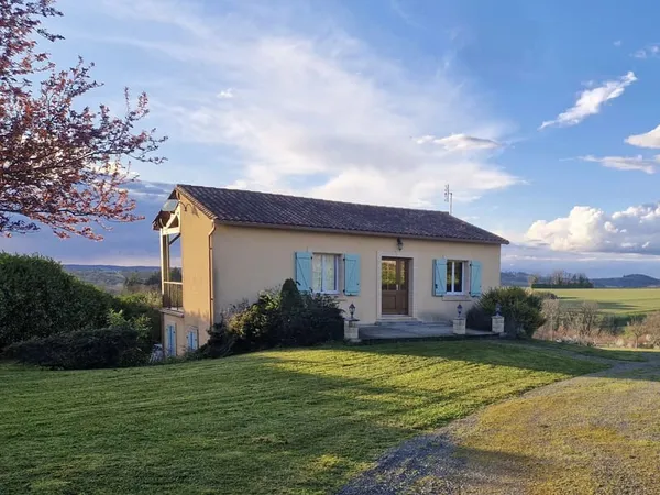 Maison familiale moderne bien entretenue avec vue panoramique