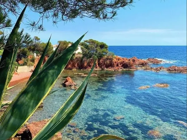 À vendre - Superbe studio rénové avec balcon et parking privé, face aux calanques