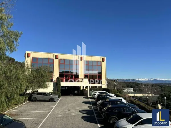 Bureaux lumineux de 426m² à louer à Vallauris