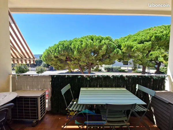 Confortable T 1 avec terrasse à deux pas de Sainte Marguerite et à 10 minutes des plages