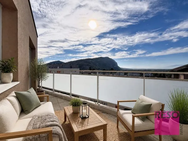 TERRASSE PLEIN SUD ET VUE DÉGAGÉE !